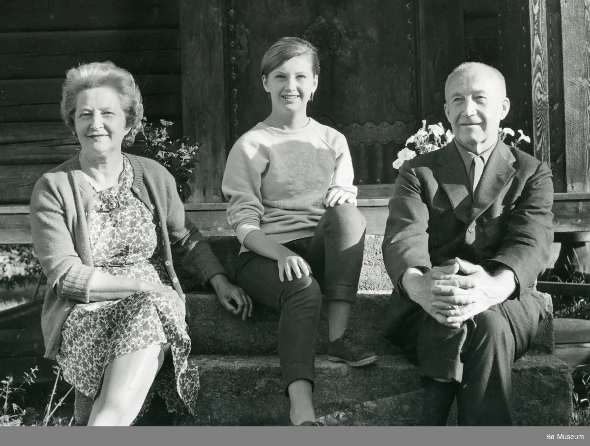 Mari, Trudy og Torstein Myhre på Kleppe 1964