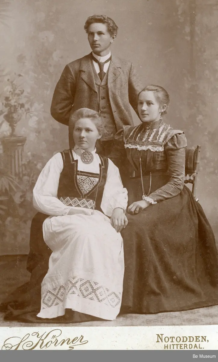 Atelierfoto av Sveinung T. Børte, Ingebjørg Kise (seinare Børte) og Kari Kise (bunad) ca. 1897-98