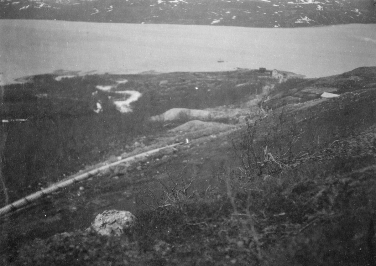 Tilløpsrøret, trykkrøret og Kraftstasjonen, 15. august 1920. Fra byggingen av Tårnet kraftanlegg, Jarfjord, 1919-1920.