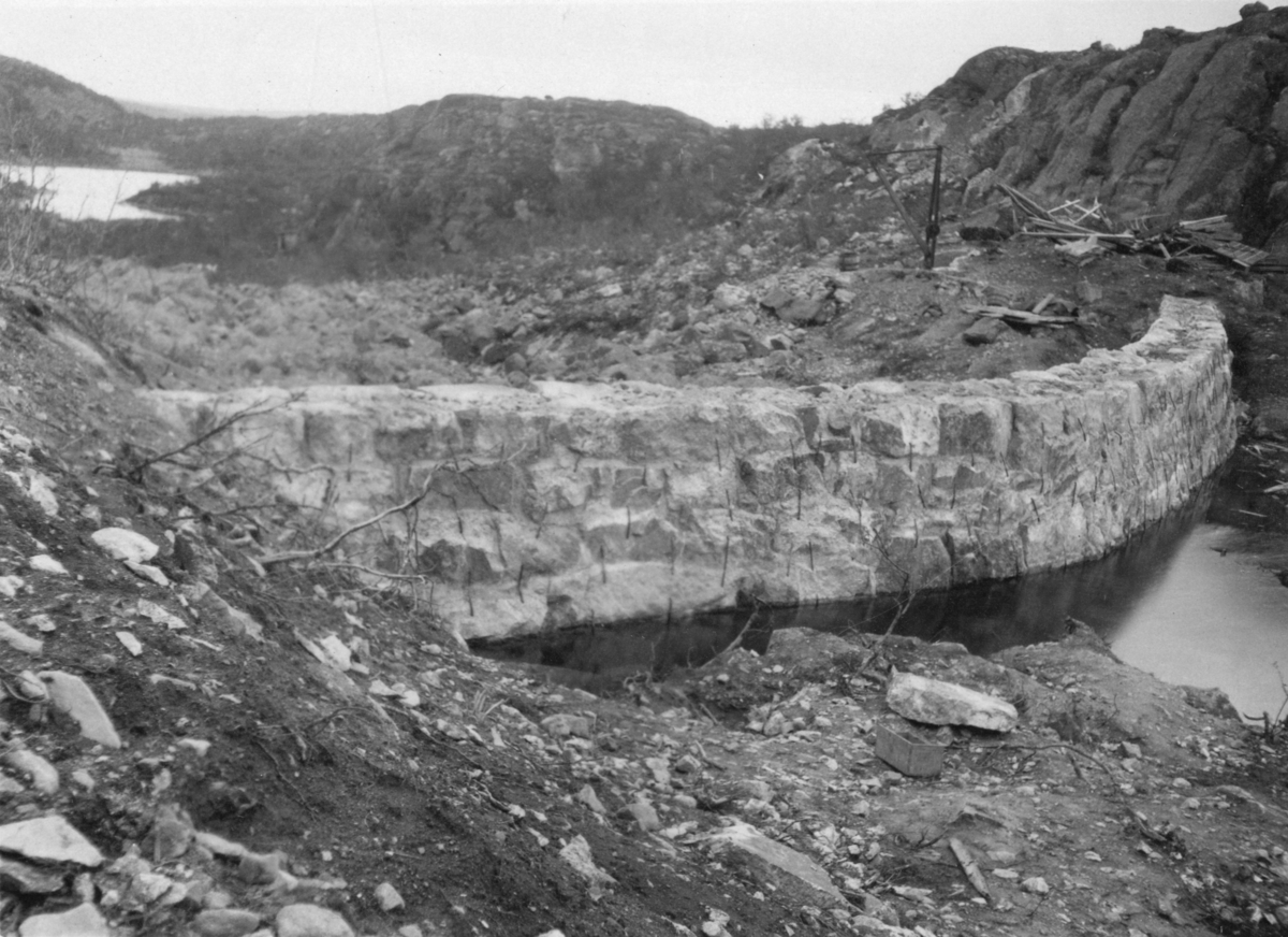 Djupvanndam II, vannsiden, 15. august 1920. Fra byggingen av Tårnet kraftanlegg, Jarfjord, 1919-1920.