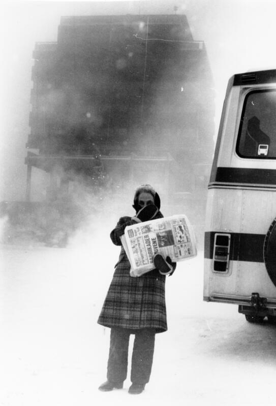 kvinne med aviser i sterk kulde på tynset