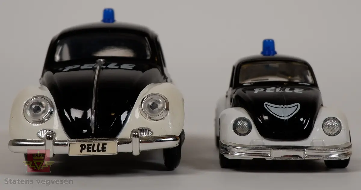 Miniatyrmodeller av Volkswagen Type 1. Modellene er lakkert som fantasifiguren Pelle Politibil, og har påskriftene PELLE og POLITI. Bilene er laget hovedsakelig i metall med plastunderstell og detaljer. Bilene er i skala 1:24 og 1:36.