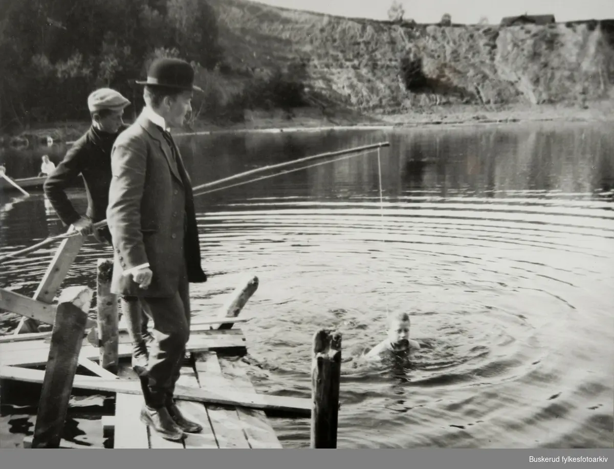 Svømmeundervisning i Storelva med overlærer Thomas Bye fra Middelskolen som instruktør. 1913
