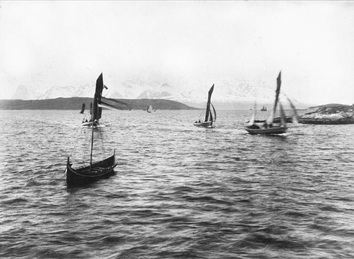 Båter på Vågsfjorden under regattaen i 1891.