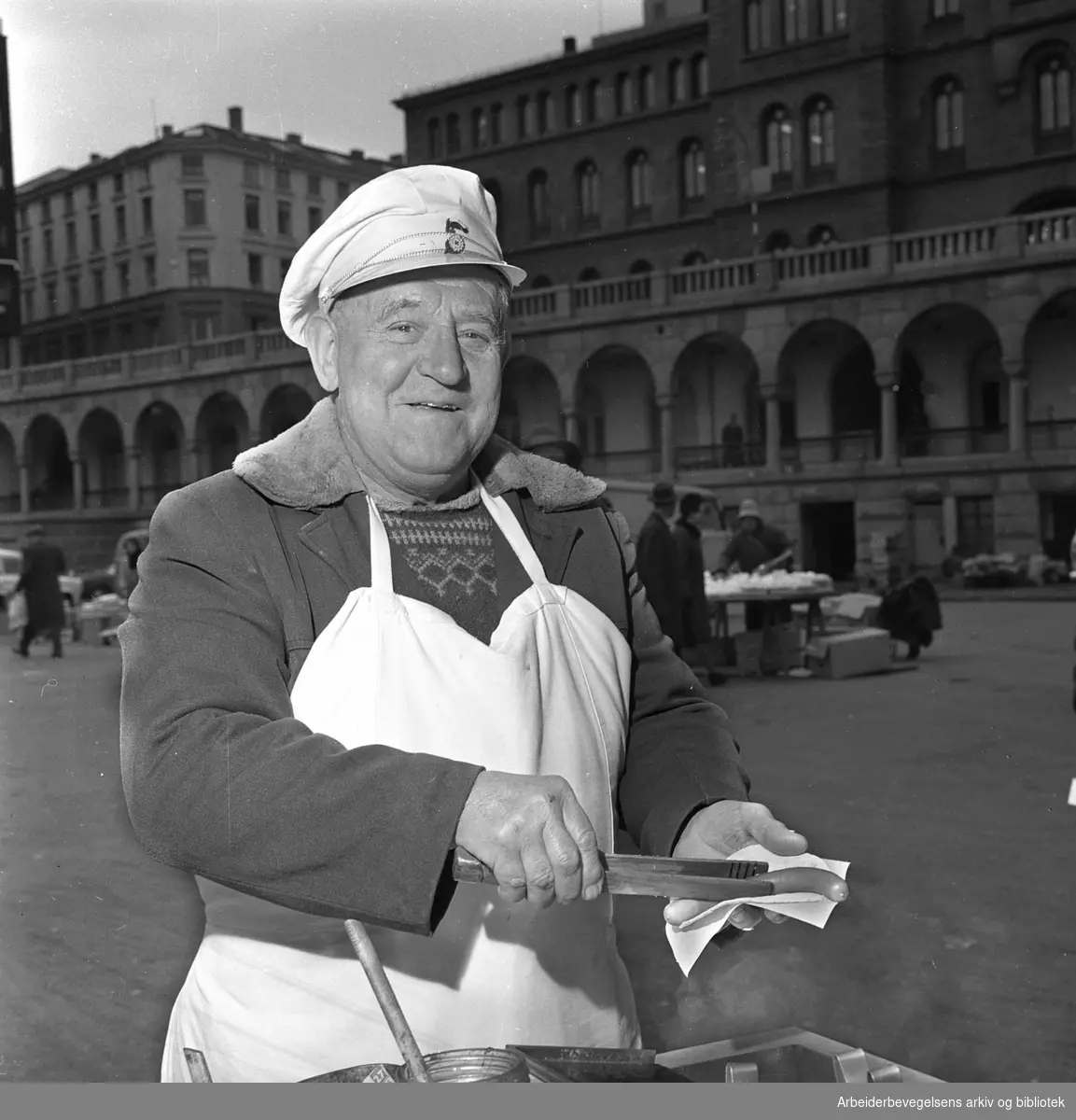 Pølseselger Hjalmar Løkke på Youngstorget. November 1966.