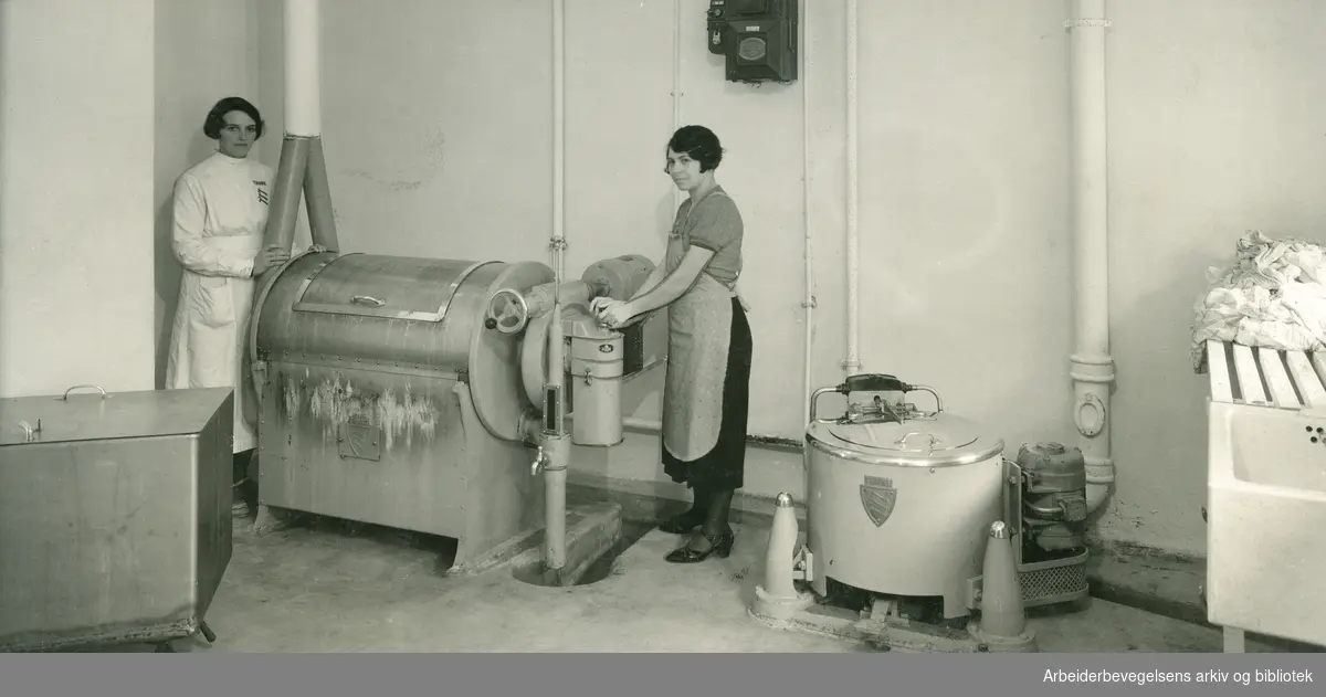 "En ny blomstrende norsk industri". Produksjon av vaskemaskiner på Thunes Mekaniske Verksted i Oslo. Oktober 1937..