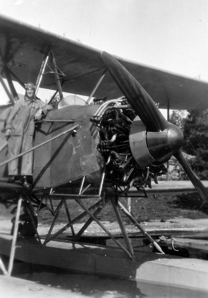 En militär står på vingen på sjöflygplan T 1. 1930-tal.