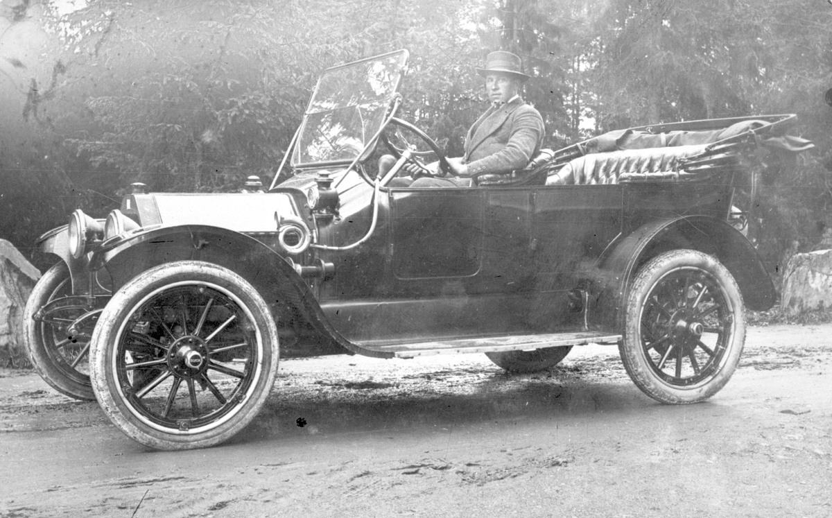 Postkort av ein Buick 1914 med ukjent sjåfør.