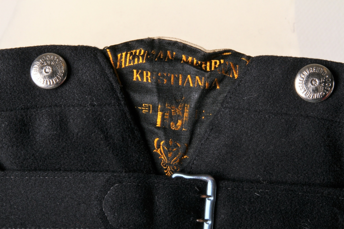 A jakke
B bukse, laget i Kristiania
C  lue, laget i Christiansand
D skulderklaffer- epåletter
Knapper er sølvfarget med norske løve, uniformen er svart med røde bånd
størrelse 52