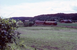 Tog 2506 fra Arendal til Nelaug ved Messel holdeplass - toge