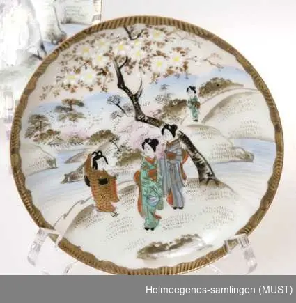 Landskap med fjell i bakgrunnen, Te kvinnefigurer i kimono, trær i blomst. Rød rand rund kanten med gullstaffasje.