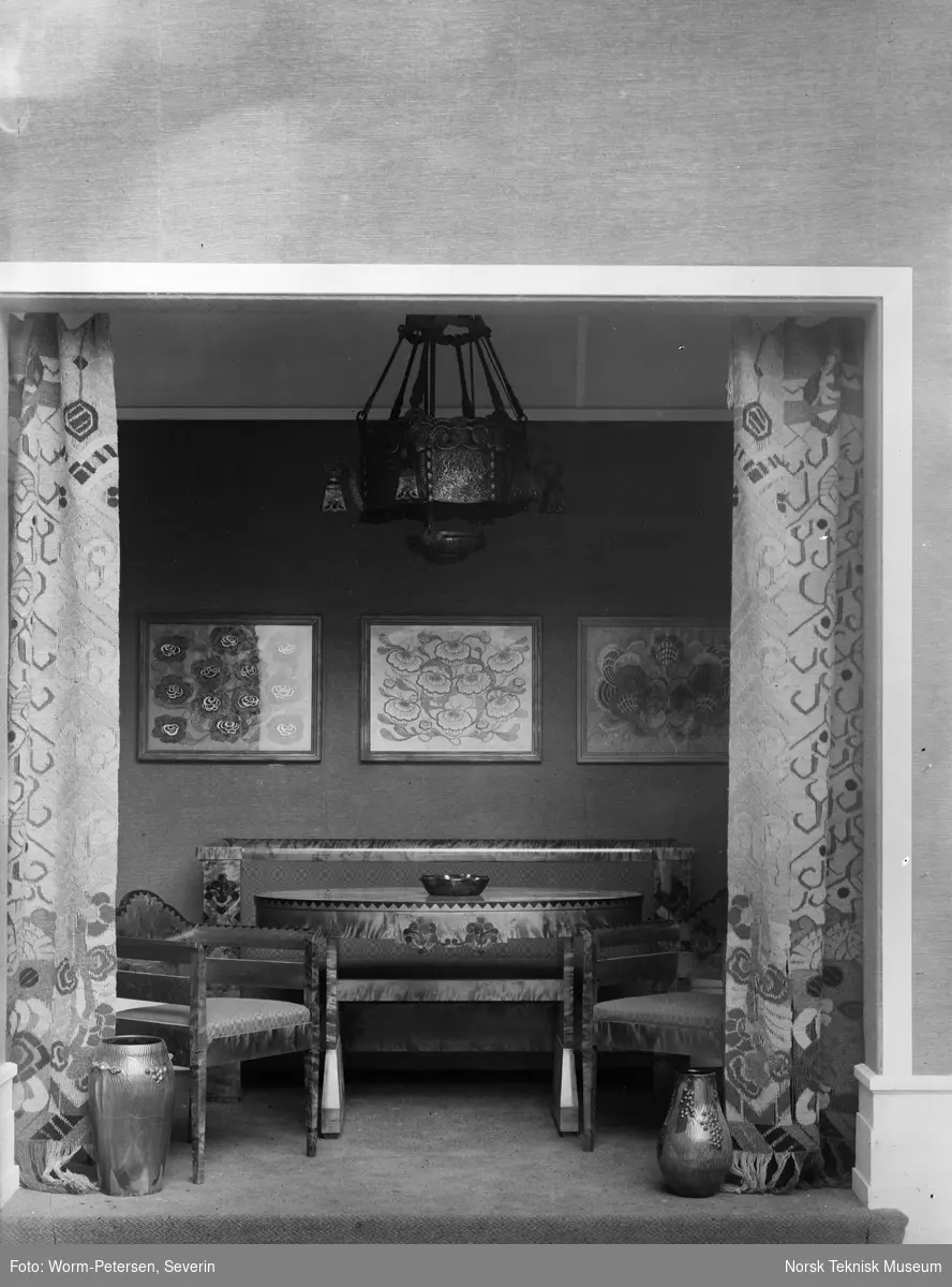 Interiør av Marie Karsten med salong og portierer i transparent teknikk,  fra Jubileumsutstillingen på Frogner i 1914