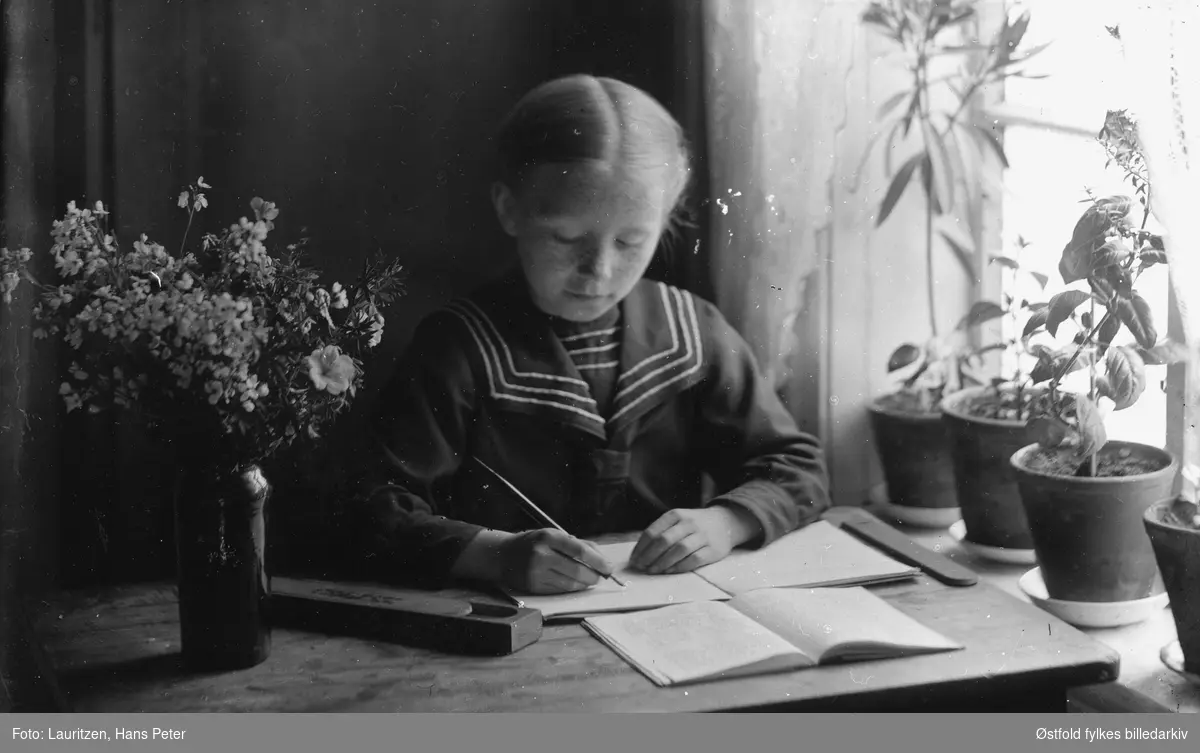 Fotografens datter, Solveig Elvira Lauritzen,, gjør lekser hjemme på Hollenderberget.