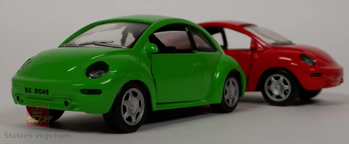Miniatyrmodeller av Volkswagen New Beetle. Modellene er lakkert i fargene rød og grønn. Bilene er laget hovedsakelig i metall med plastunderstell og detaljer. Undersiden av bilene har innskriften SMART TOYS 1999 MADE IN CHINA.