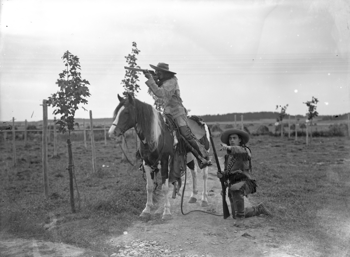 Cirkusdirektören "Brazil Jack" - Carl Rhodin (1871-1952) på hästen Pärla. Mannen bredvid okänd.