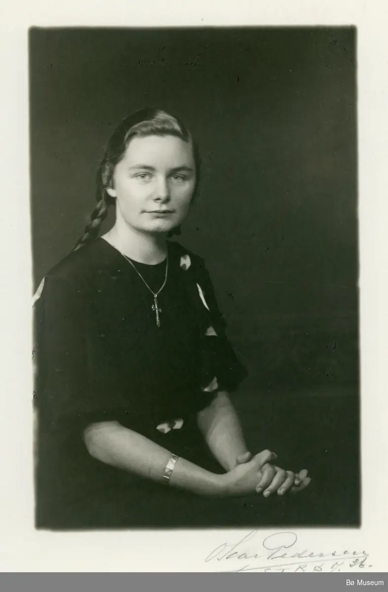 Anne Moe, Svenseid stasjon, tatt på konfimasjonsdagen første søndag i oktober 1936