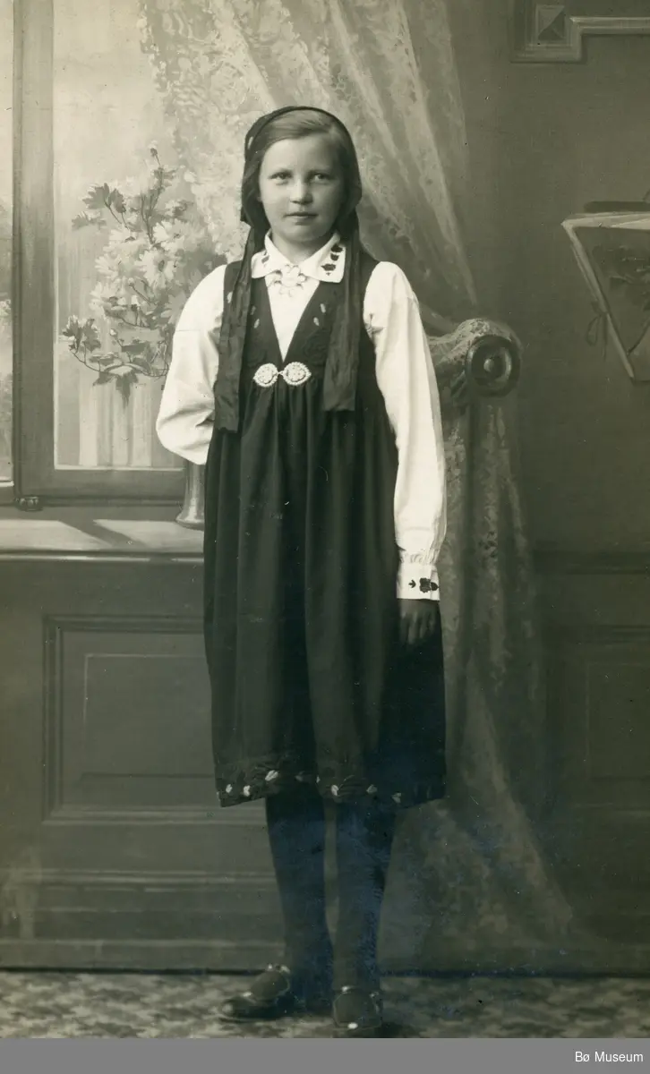 Molla (Mari) f. Norheim, seinare Lahus, Bø  1924