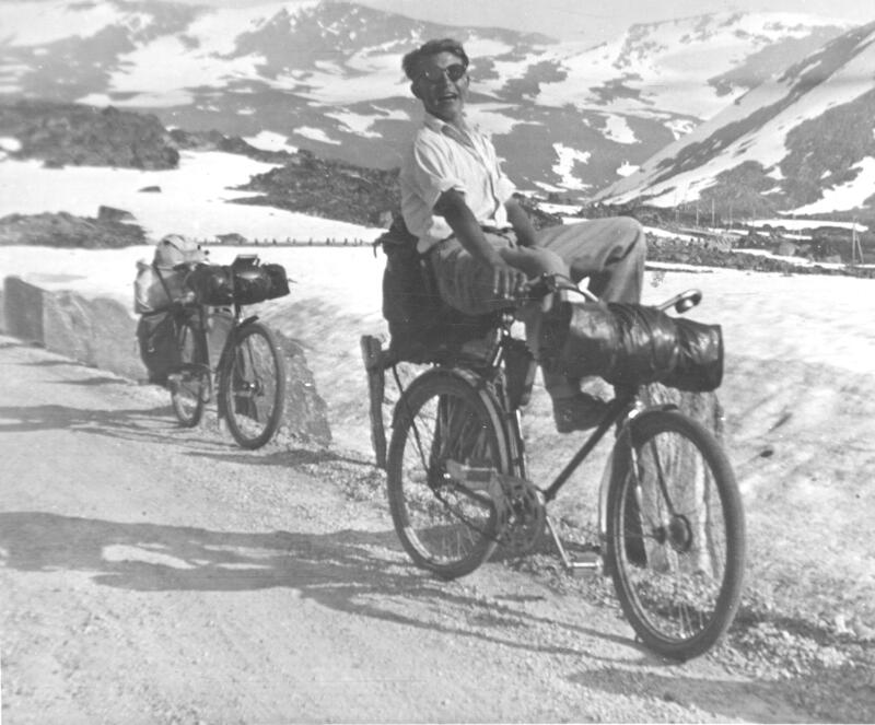 Sykkelturist på Strynefjellet, Skjåk, 1945. Fotograf: Torbjørn Arneberg/Skjåk historielag/Gudbrandsdalsmusea. (Foto/Photo)