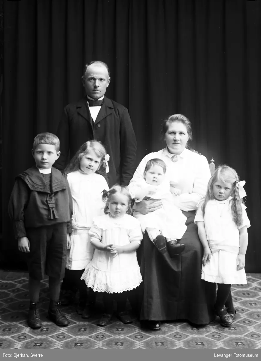 Gruppebilde av familien Ole Johan og Augusta (Andersson) Reinaas med sine fem eldste barn, Åsen, Levanger