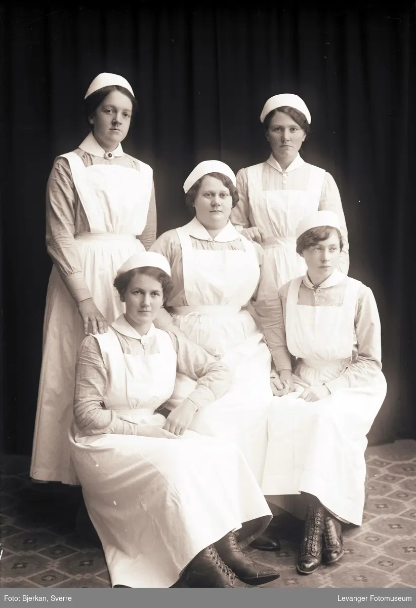Gruppebilde av kvinner, sykepleiere/sykesøstre