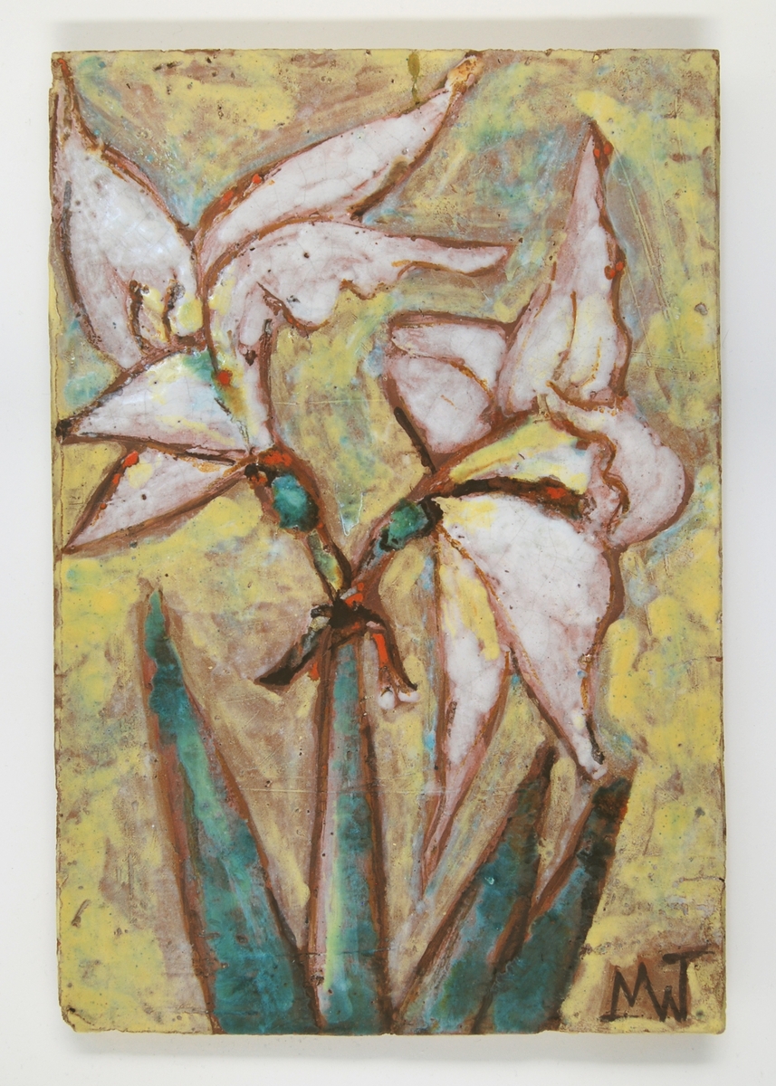Glaserad platta för vägg, kallad "Liljor". Gul bakgrund med vit lilja med blad som upptar hela motivet.