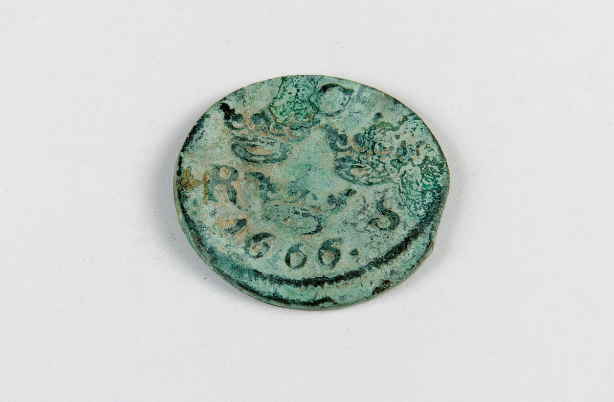 Mynt av kopparlegering. 1/6 öre SM, med årtal 1666.
