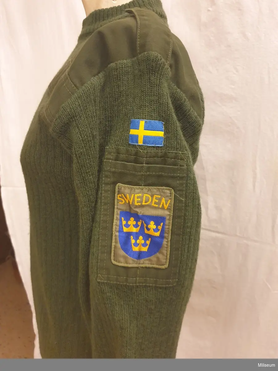 Ylletröja m/1987, grön. Storlek 5. Med emblem "Sweden" och "SFOR".