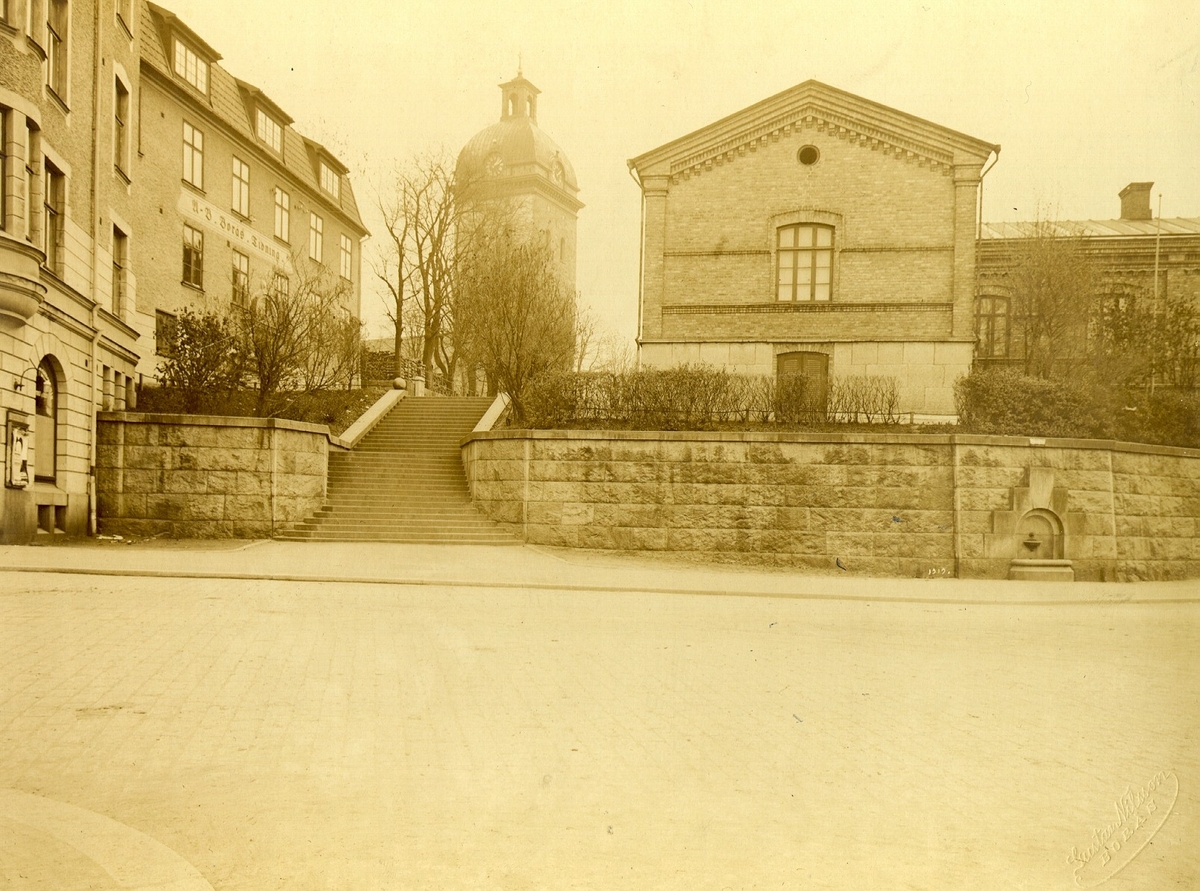 Nybroplan med Borås Tidning i kvarteret Bachus t.v. och gamla sockenstugan i kvarteret Capella t.h. år 1919.