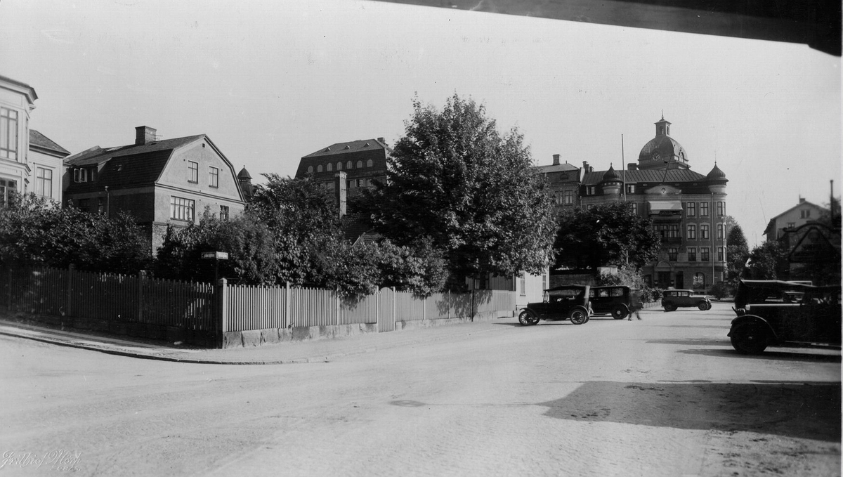 Nybrogatan mot söder vid Tryckerigatan med kvarteret Ajax t.v. år 1930