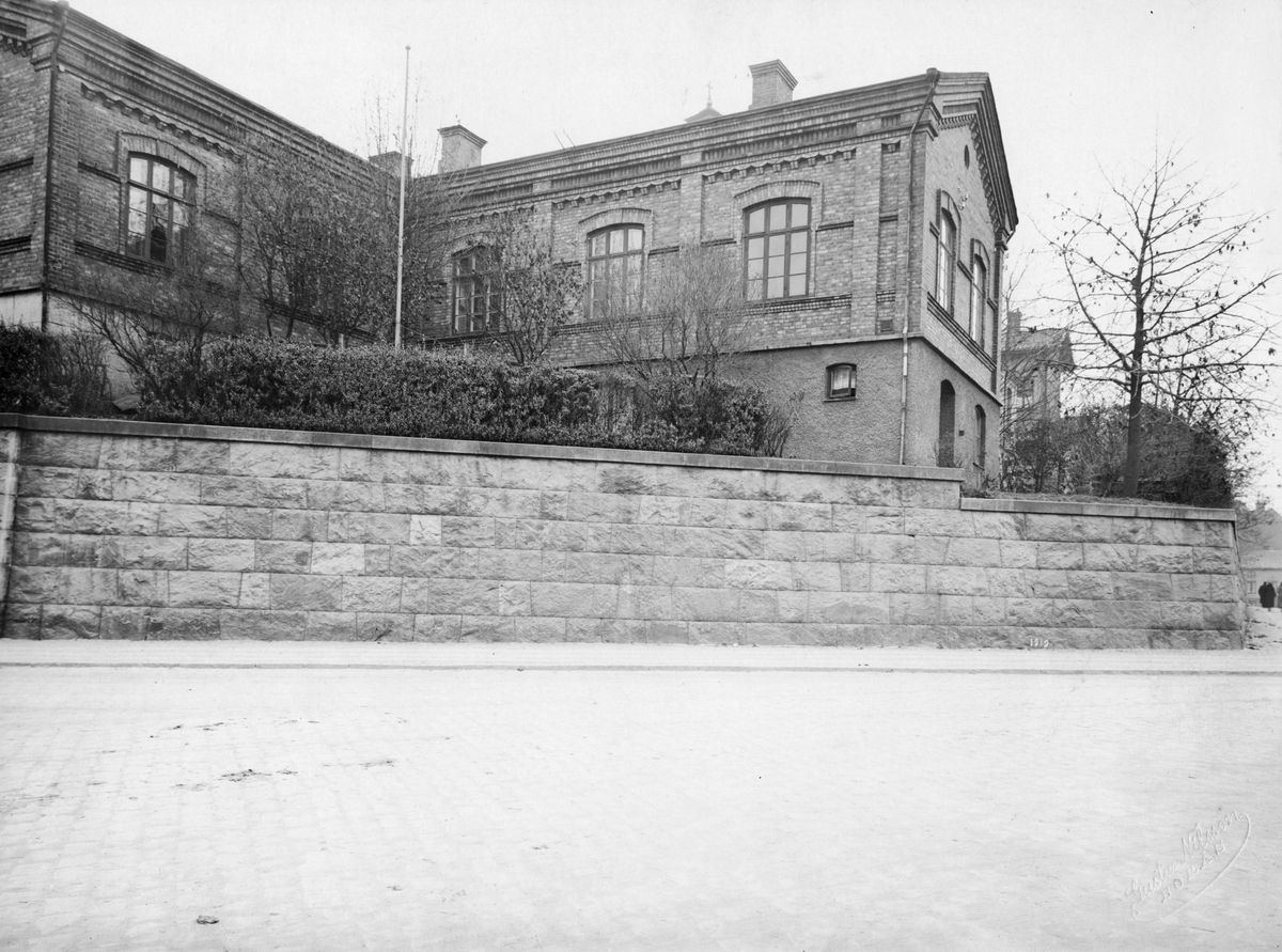 Nybroplan vid Västerlånggatan med kvarteret Capella (gamla sockenstugan) år1919.