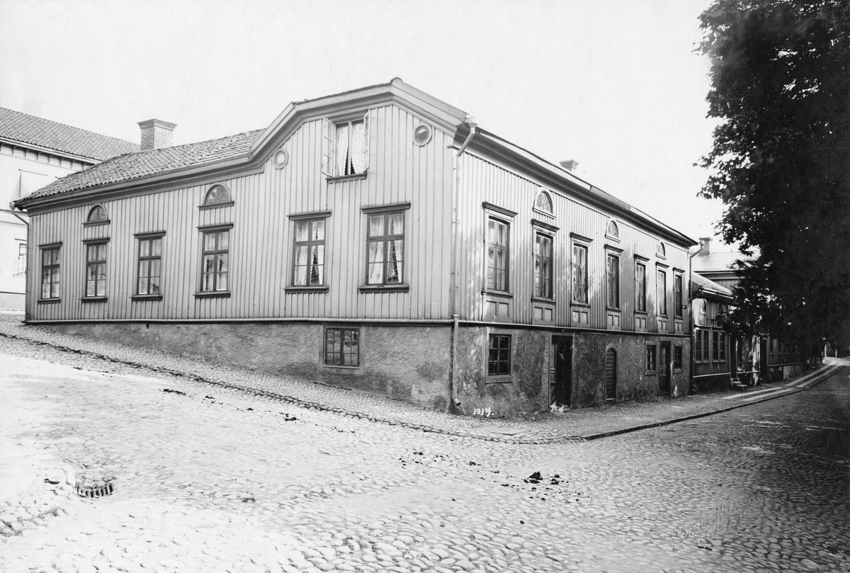 Södra Kyrkogatan - Allégatan t.h. med kvarteret Munin år 1914.