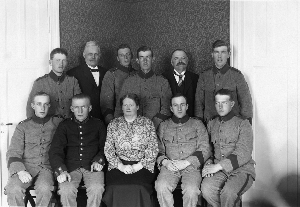 Brödraketsen vid I-15 år 1924. 1923-års klass 1. Förste föreståndaren Signe Björkén i mitten.