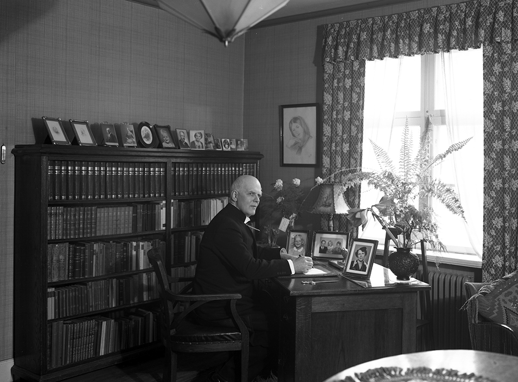 Prästbostället på Engelbrektsgatan 33 där pastor Ödman bodde i mitten av 1900-talet. Pastor Ödman sitter vid skrivbordet i sitt ämbetsrum.

Interiör.