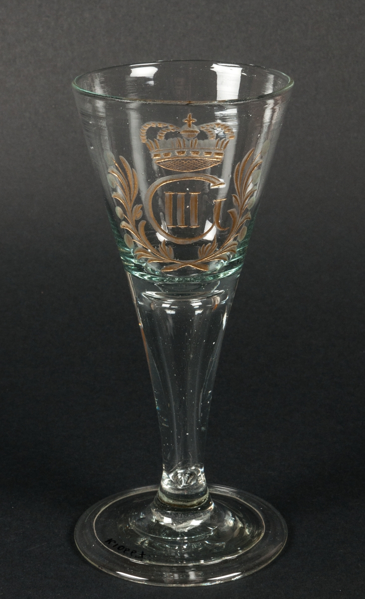 Brännvinsglas, 4 st, graverat och förgyllt: Gustaf III:s krönta namnschiffer.
Ett glas söndrigt.