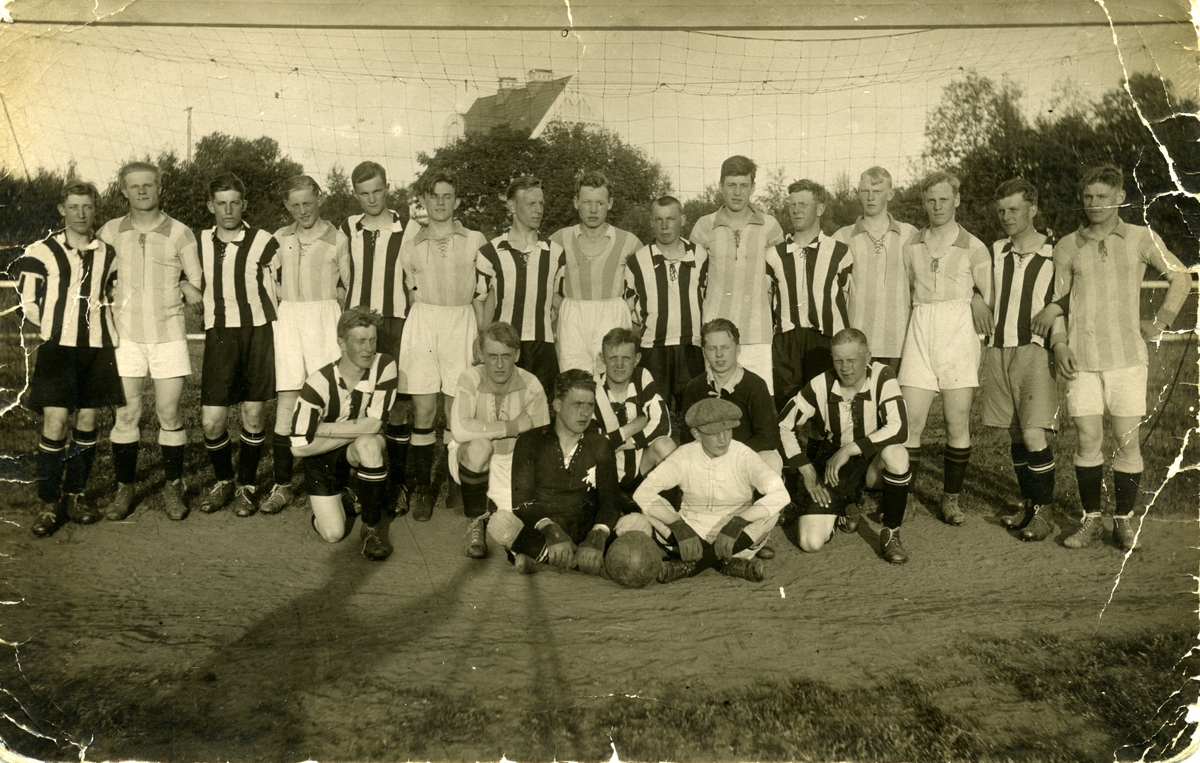 Medlemmar i fotbollsklubben Västra bollklubben från Gävle. I klubben spelade företrädesvis unga män från Gävle glasbruk och bryggeriet vid Gustavsbro. Helmer Johannesson ("längst") och Axel Jonsson tvåa från vänster i mittenraden.