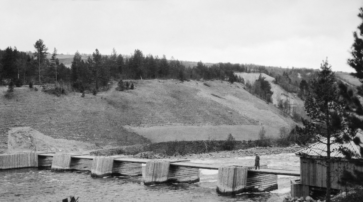 Lukedam av tømmer, lite vann. Olstappen, Nord-Fron, Oppland.