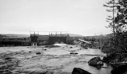 Lukedam av tømmer og stein. Dam ved Skjerva, Lunner, Oppland
