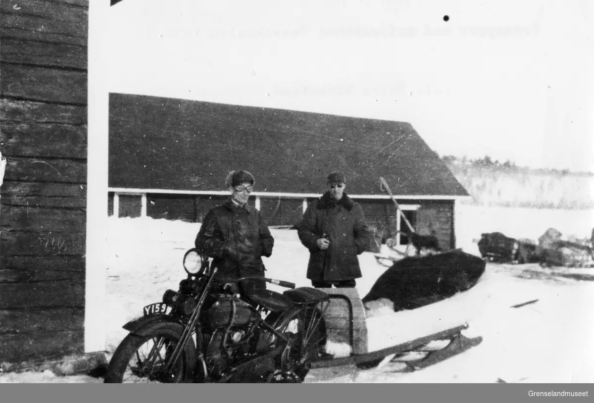 Motorsykkel med ski og sluffe. Pasvikdalen 1930.
F.V. Eldberg Håbet og Per Wicheland.