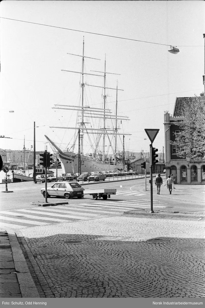 Kulturutvalget er på tur til Bergen. Skoleskipet Statsråd Lemkuhl ved havnen i Bergen.