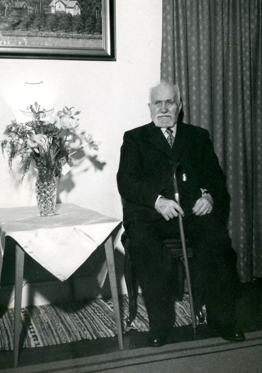 Johan* Birger Gustafsson (1867 - 1956) i Kållered Stom 1:3 "Nygård", okänt årtal. Son till Gustaf Eriksson och Betty Jonasdotter, Högen (nedre gården). Relaterat motiv: A0985 och A4146.