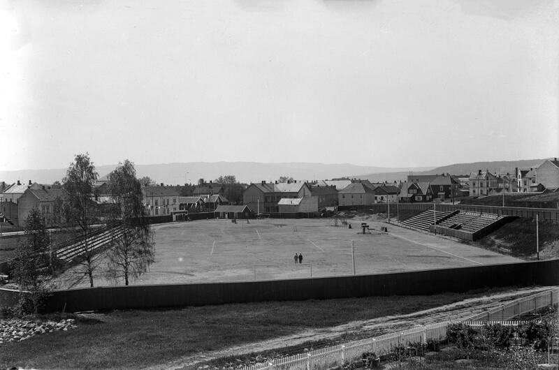 Svart-hvitt foto av Hamar stadion med gressbane i midten og løpebane rundt, tatt i 1937. (Foto/Photo)