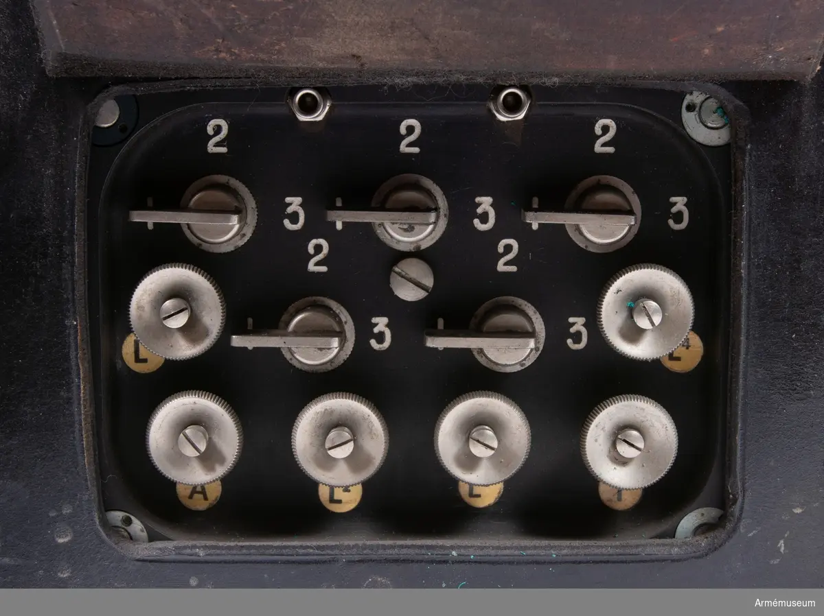 Grupp H I.
Fälttelefonapparat med växel för 1-4 linjer. Handmikrotelefon saknas.