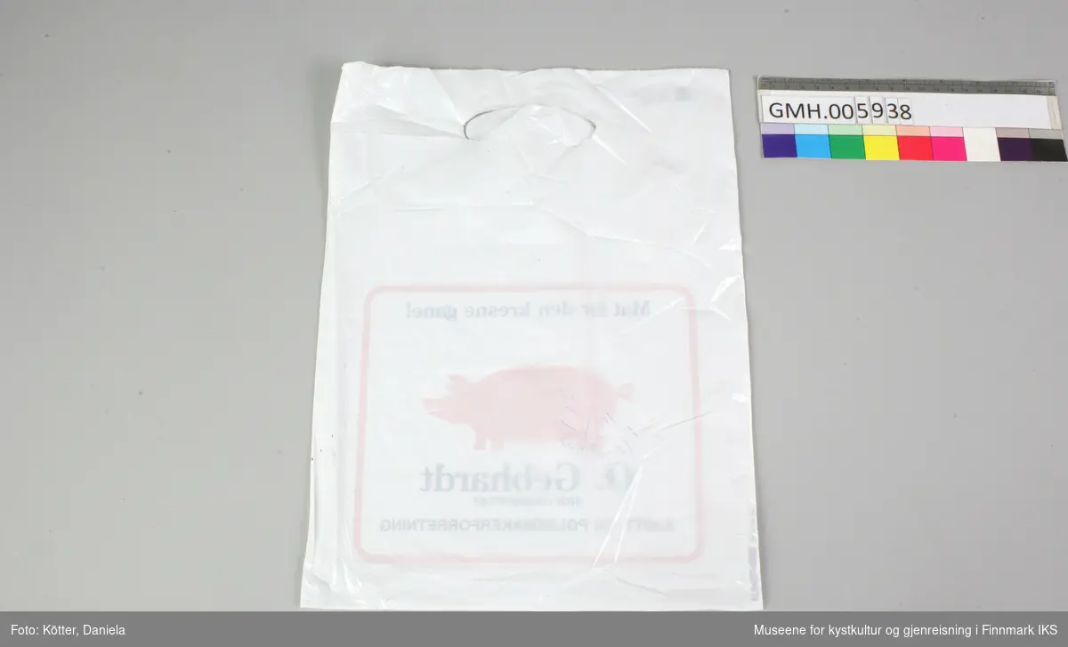 En liten plastpose til innpakking av kjøttprodukter med innfelte håndtak.