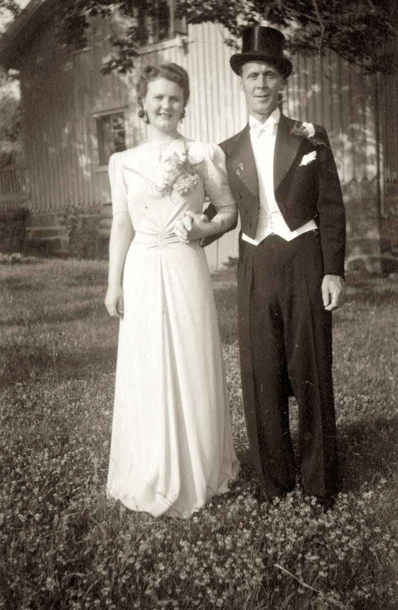 Bröllop år 1942 mellan Ingrid Andersson (1918 - 2001) och Sven Skansing (1906 - 1999). Livered "Majas" ses i bakgrunden.