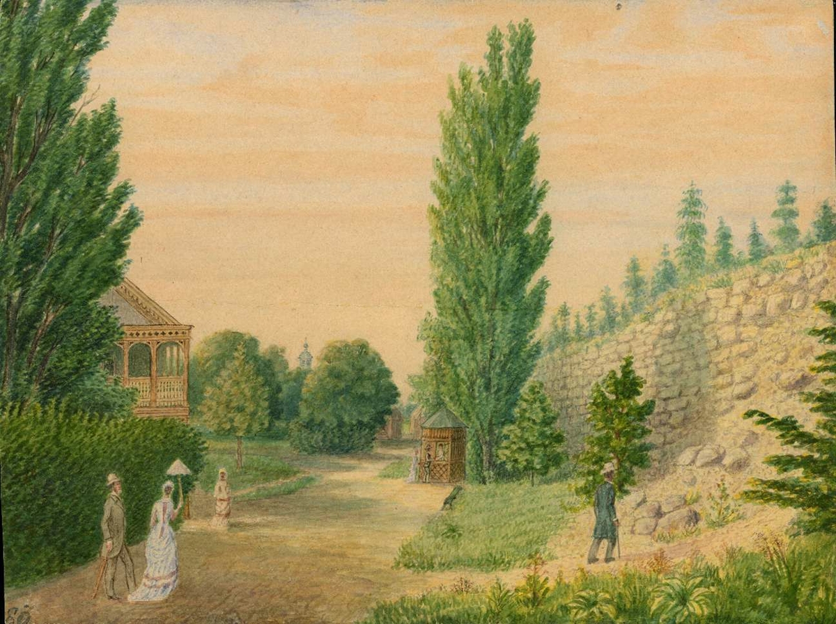 Ruin vid Uppsala slott, 1880. Kvinnor och män promenerar på stig invid Gräsgårdens södra spets. Man på väg upp mot ruin till höger i bild. Till vänster skymtar Slottskällan. Vid den lilla kiosken står en man.