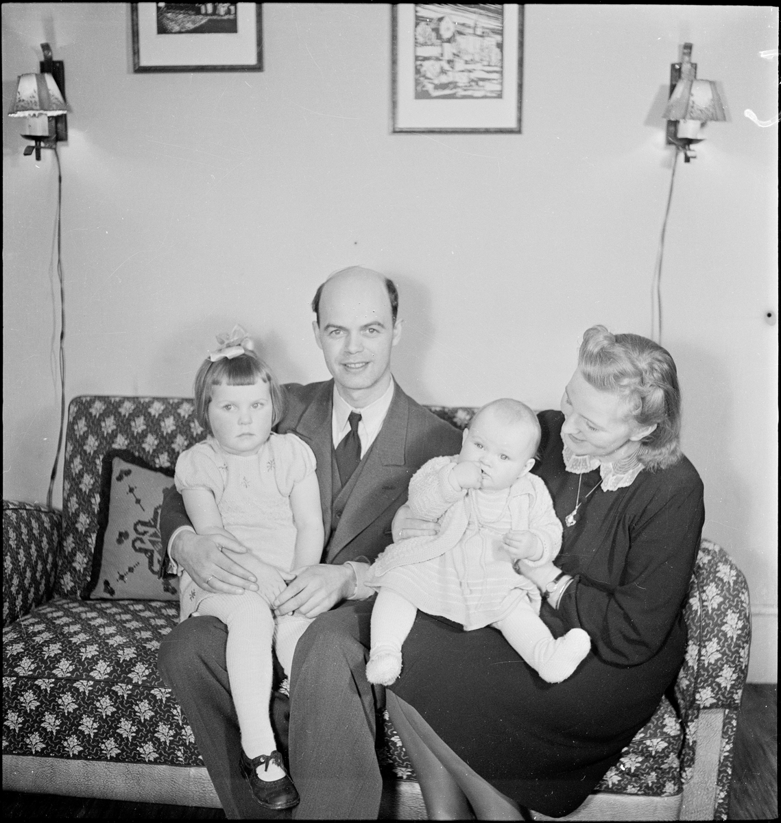 Politimester Berg med kone og to døtre i deres hjem.