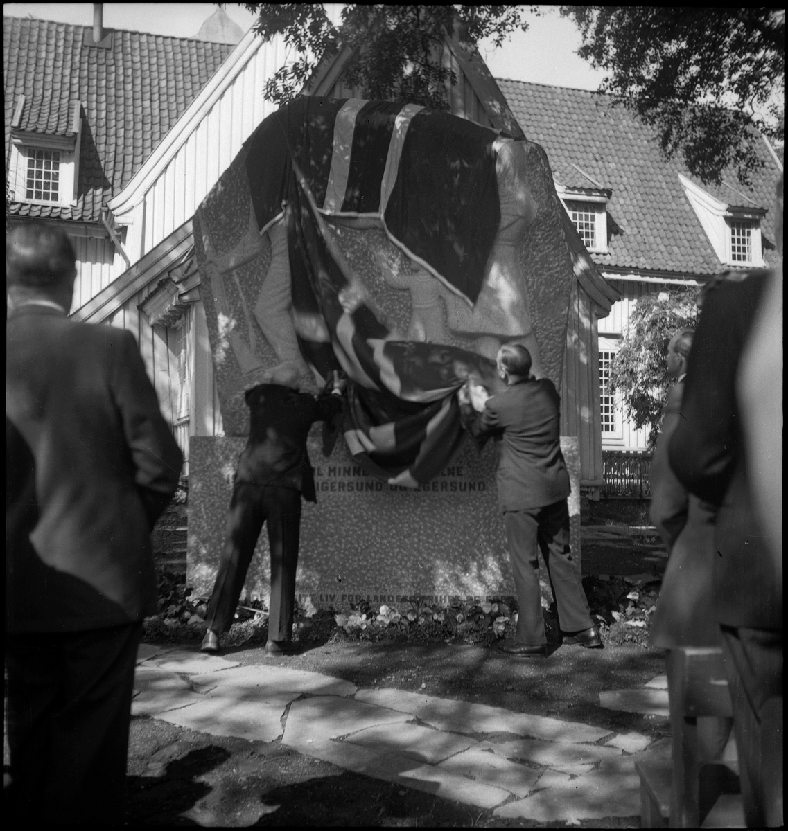 Avduking av minnesmerket over de falne under andre verdenskrig fra Egersund. Merket står ved Egersund kirke. En stor folkemengde har kommet for å overvære avdukingen.