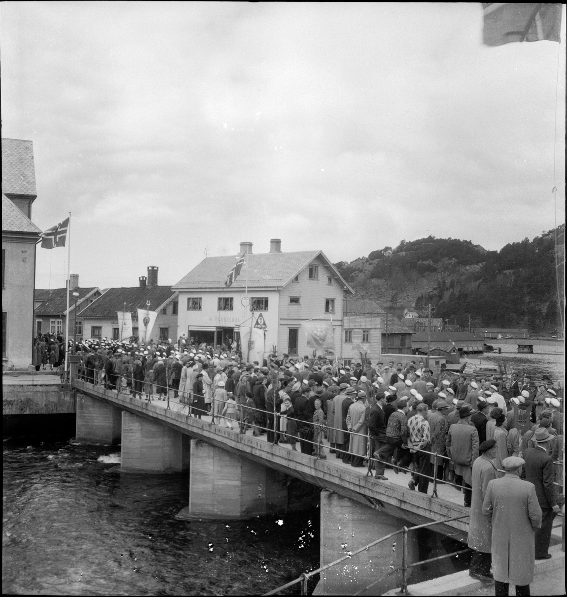 Et korps og flere sangforeninger marsjerer gjennom Egersund sentrum.