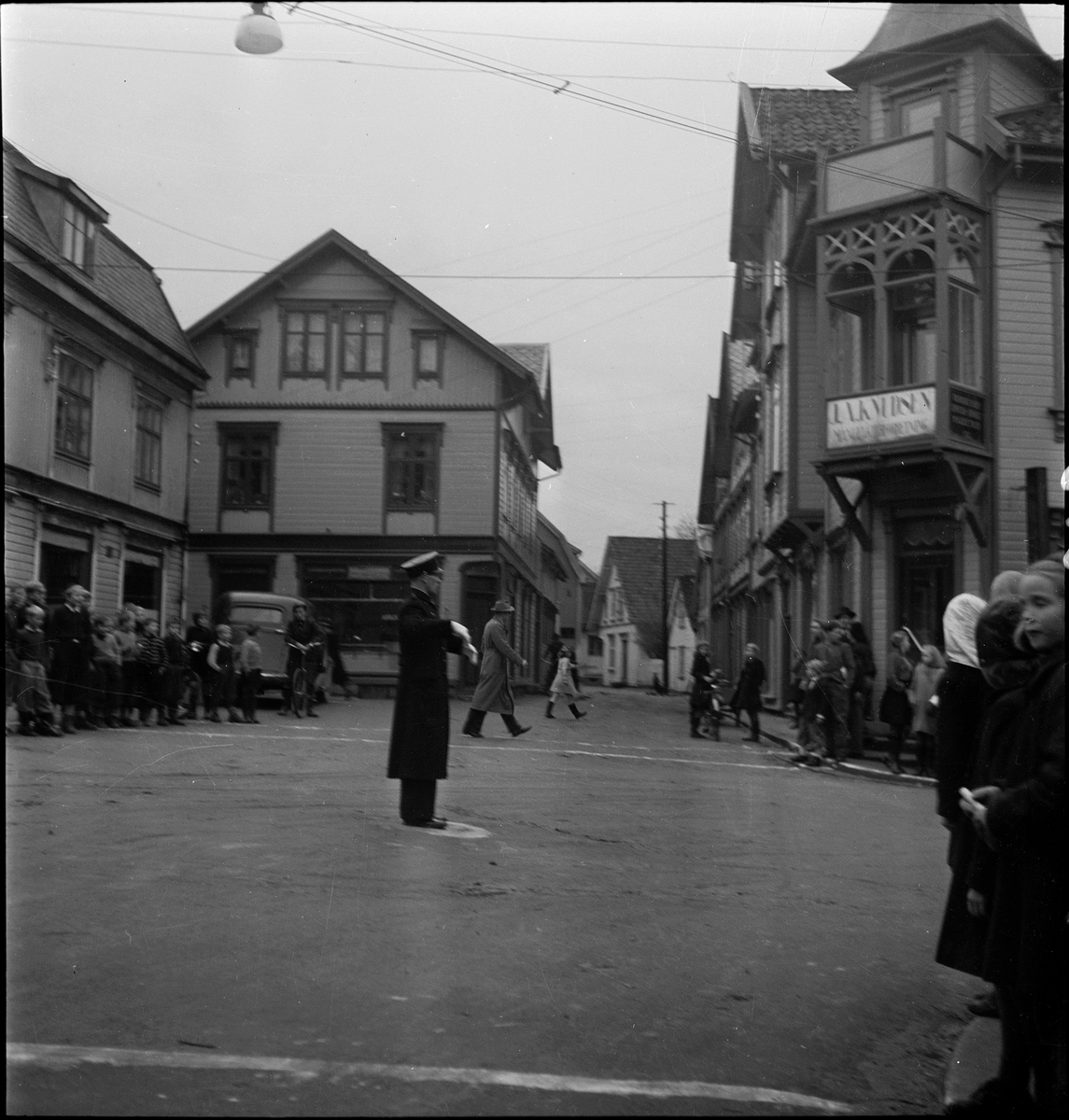 Trafikkuka i Egersund, 10.-16. november 1947. En konstabel dirigerer trafikken, og det arrangeres et sykkelrenn.