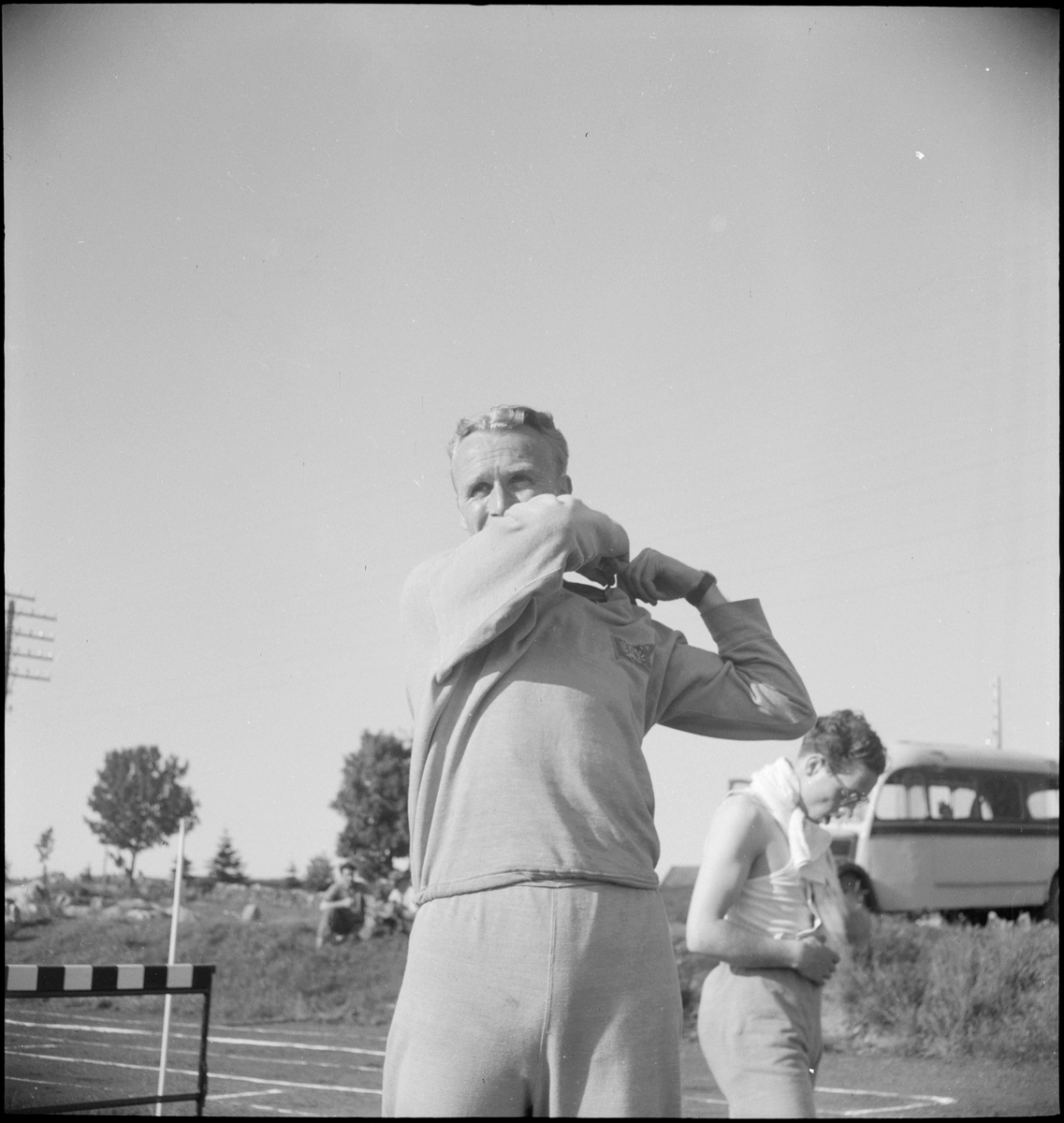 Bilder fra kretsmesterskapet i friidrett i Egersund i 1951. Det er utøvere fra Haugesund idrettslag (HIL), Stavangerklubben Skjalg og Egersund idrettsklubb (EIK). Det er bilder fra løp og lengdehopp. EIK-utøveren Odd Torgersen står til venstre på bilde 15, 16 og 17.